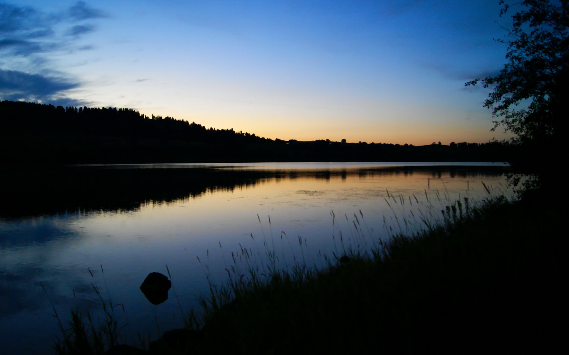 足球之夜的双重奏,拉什福德爆发闪耀,比利亚雷亚尔压哨绝杀智利