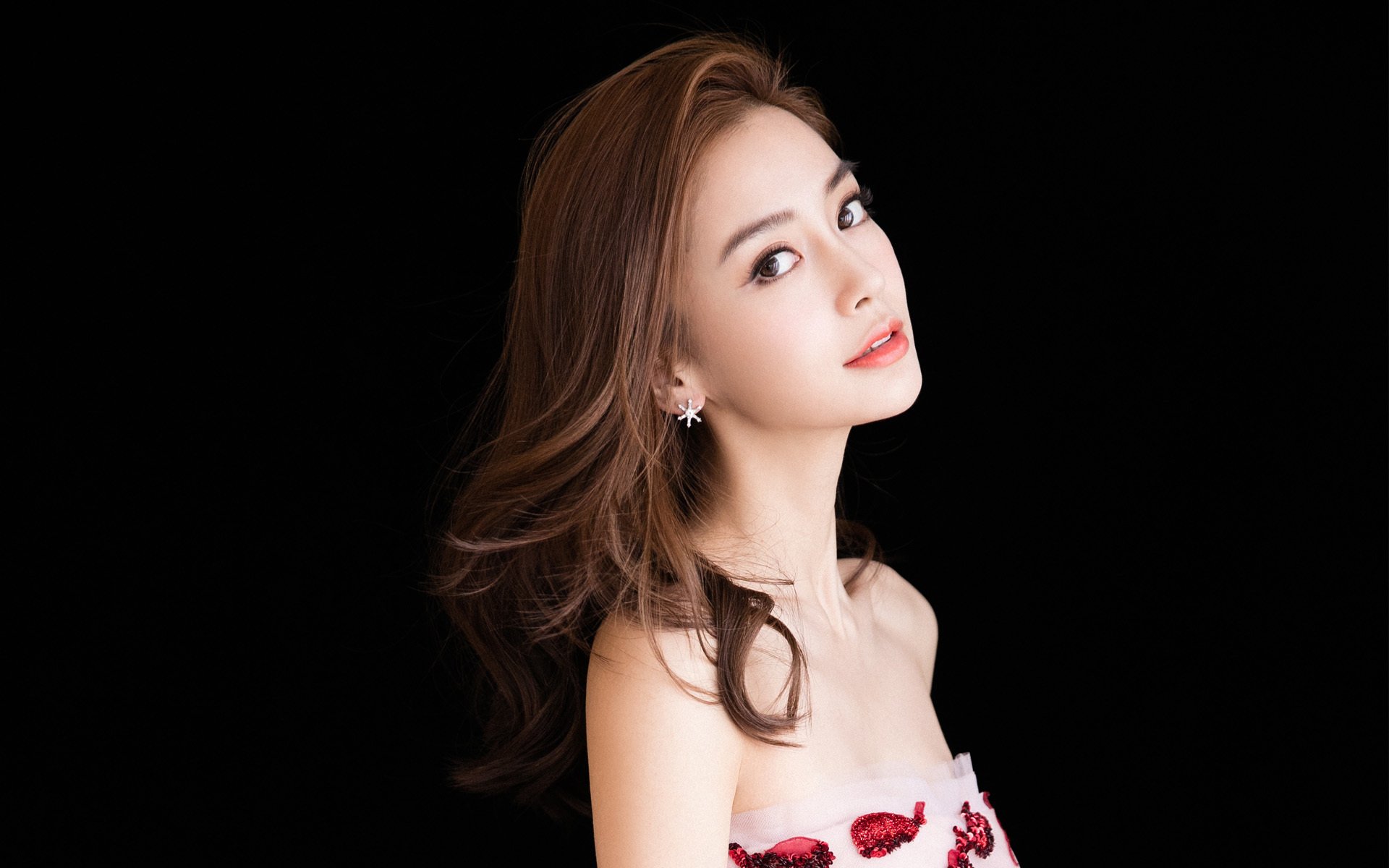 绿茵魔术师与沙漠雄鹰,黄喜灿全程高能输出与埃及终结威尔士的双重震撼