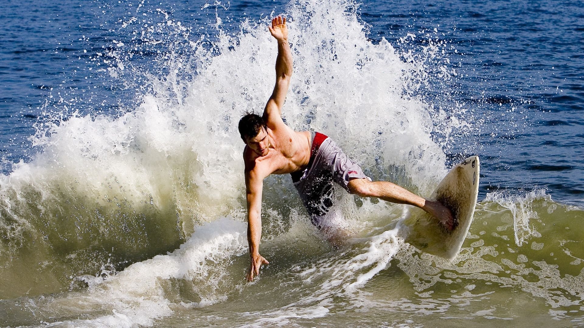 铁血锁链与无解核心，现代足球的战术两极